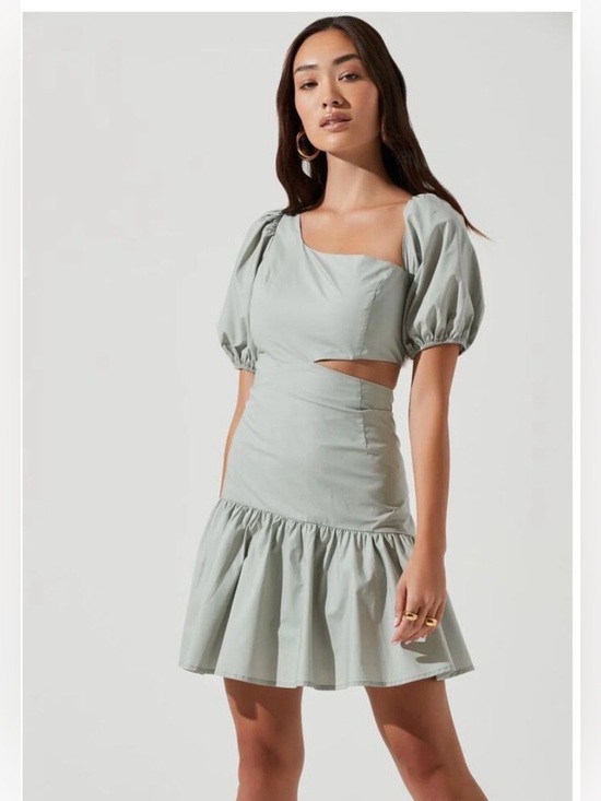 Astr Dresses & Skirts - NWT ASTR Mayfair dress in dusty sage cutout puffy sleeve‎ Medium